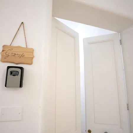 Palazzo '800 : Graniglie レヴェラーノ