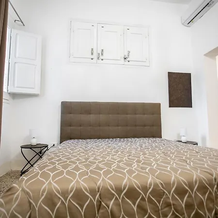 Palazzo '800 : Graniglie 3* レヴェラーノ